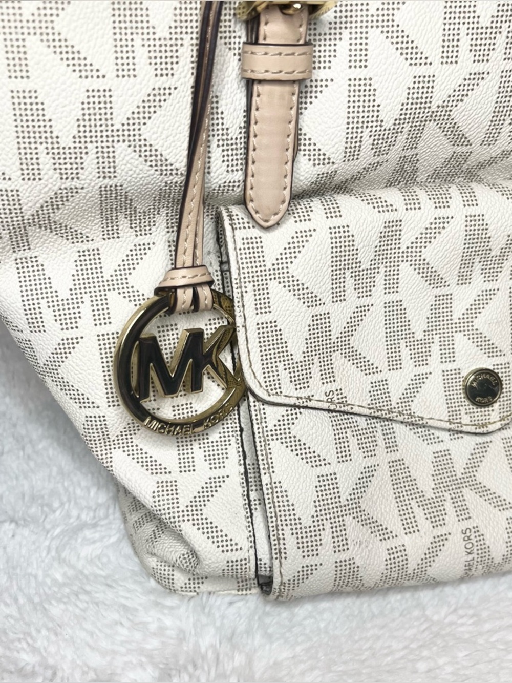 Michael Kors White & Beige Signature Coated Canvas & Leather Jet Set Pocket Tote - Picture 3 of 13